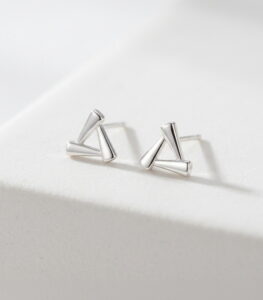 minimalist-pearl-stud-earrings-for-workwear