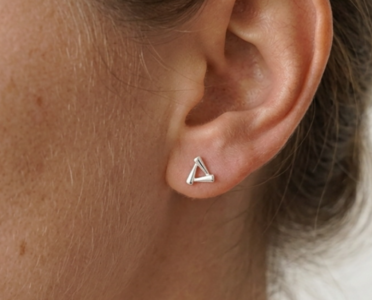 minimalist-pearl-stud-earrings-for-workwear