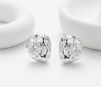 minimalist-pearl-stud-earrings-for-workwear