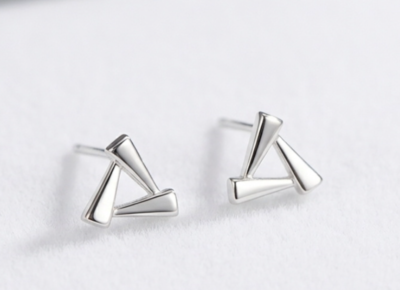 minimalist-pearl-stud-earrings-for-workwear
