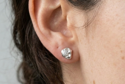 minimalist-pearl-stud-earrings-for-workwear